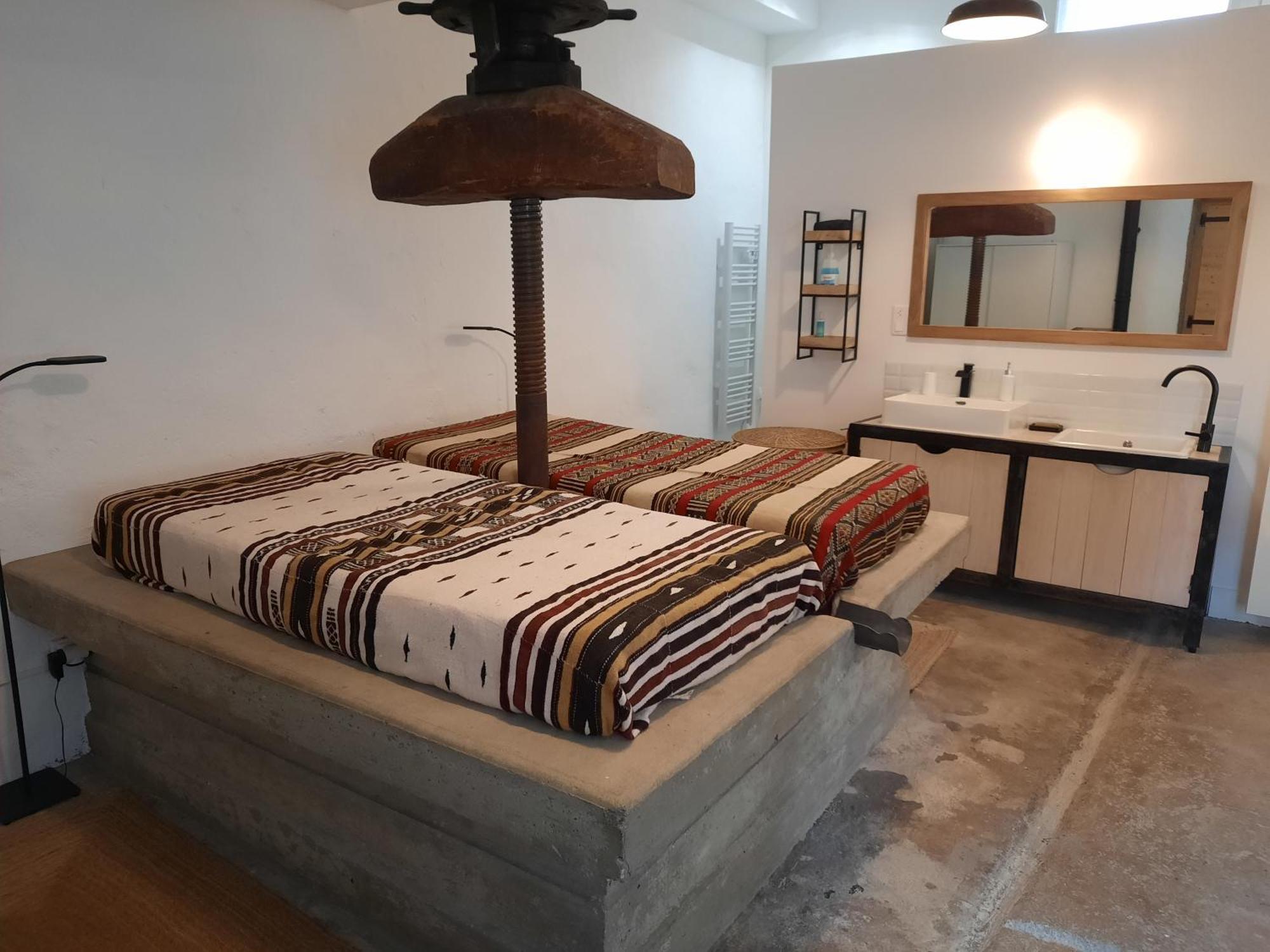 Dormir Au Pressoir Montagnieu  ภายนอก รูปภาพ